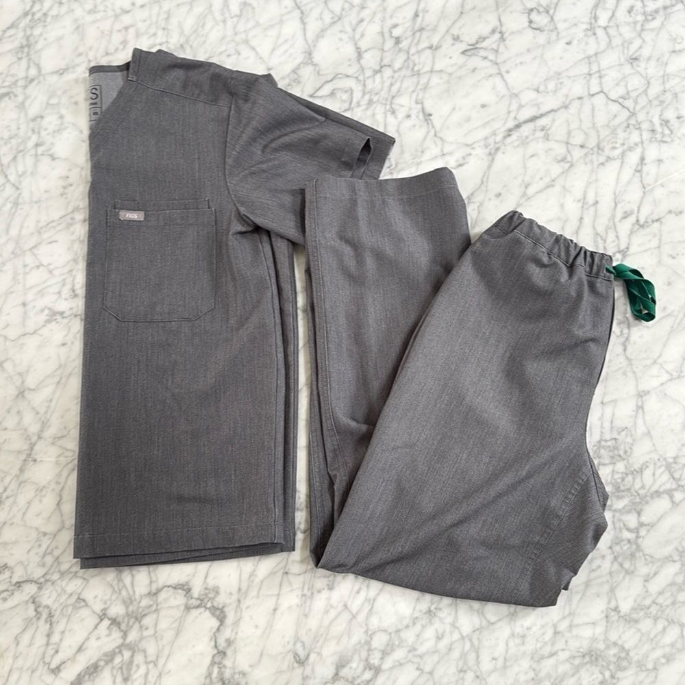 FIGS Graphite Gray Set Pisco Scrub Pant Small and Chisec Scrub Top XS